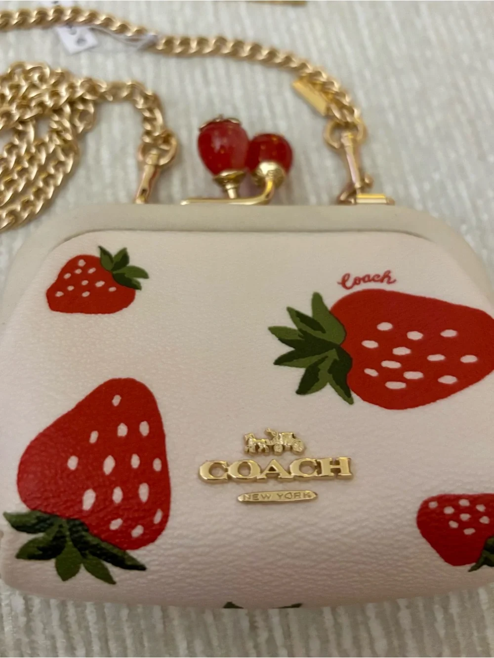 🍓 Coach Nora Kisslock Card Case Wild Strawberry Print Gold Chain Crossbody - Picture 2 of 11